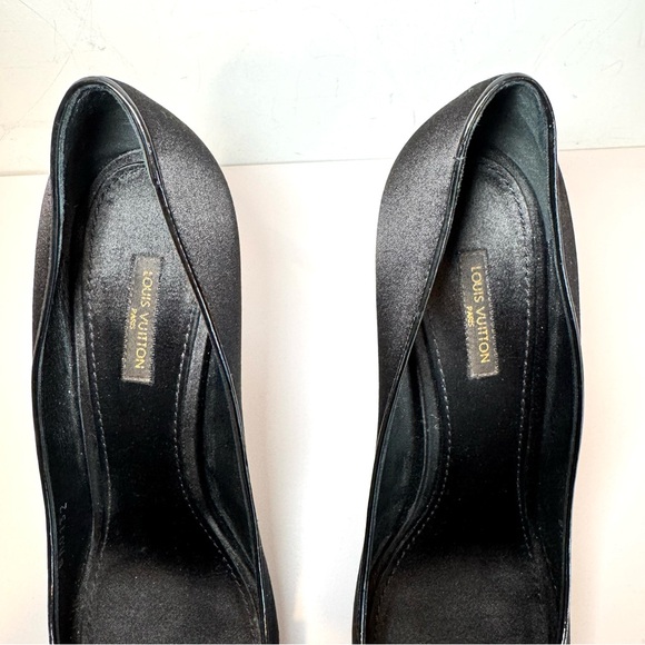 Louis Vuitton Music Hall Black Satin W Mirror LV Logo Peep Toe Pumps, Size 38.5 - Picture 5 of 15